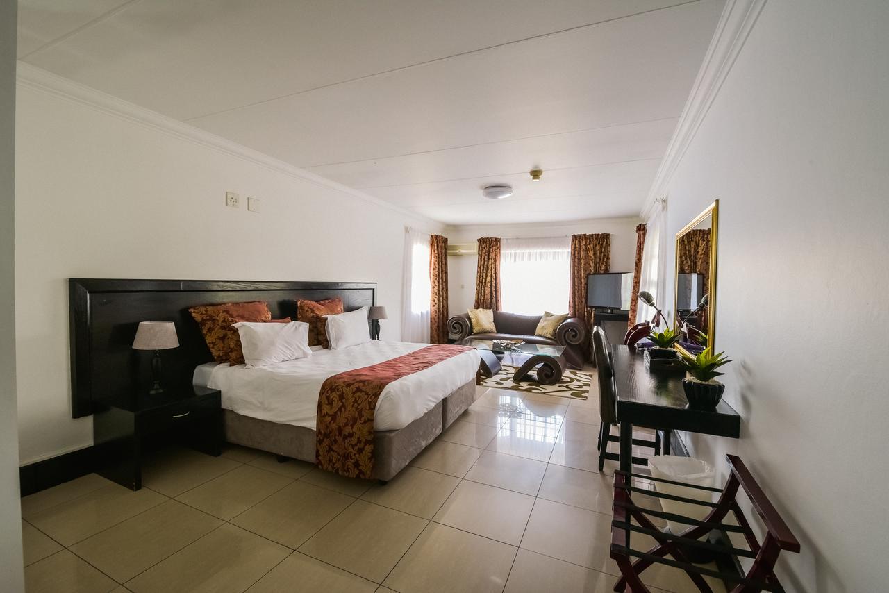 The Lakes Hotel & Conference Centre Бенони Экстерьер фото