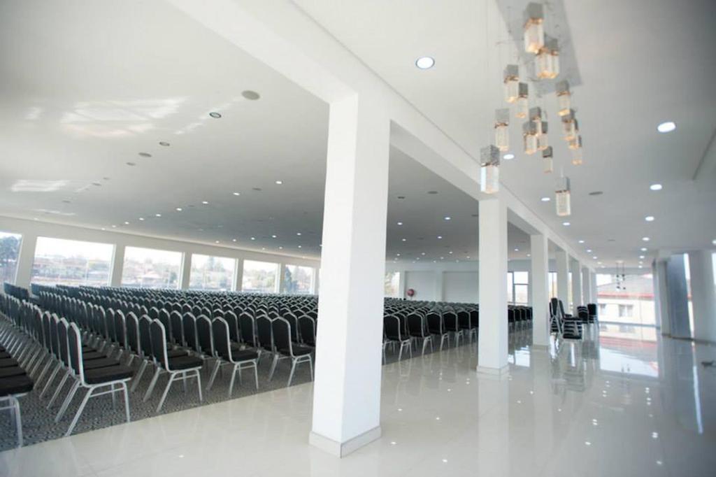 The Lakes Hotel & Conference Centre Бенони Экстерьер фото